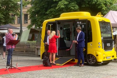 Konferansier Jan Erik Larssen, ordfører Monica Myrvold Berg og Terje Sundfjord, administrerende direktør i Brakar, åpnet Drammens første selvkjørte bussrute.