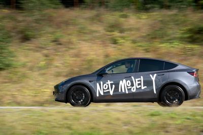 Det mest oppsiktsvekkende med testbilen vår var "Not a Model Y"-dekoret. Det spiller på da Boring Company, et av Elon Musks andre selskaper, solgte flammekastere som het "Not a flamethrower" i et humoristisk forsøk på å unngå eksportproblemer. Her fra kjøring ved Minnesund.