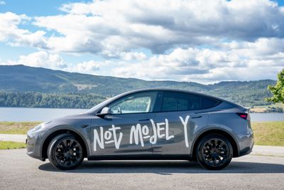 Jo da, dette er Model Y – en av bilene som bidro til Teslas salgsvekst i 2021.