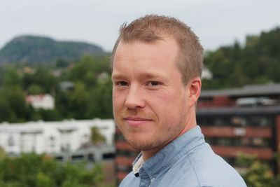 Tor Martin Lystad hos Norconsult startet ingeniørkarrieren med å utdanne seg som tømrer. Nå har han tatt doktorgrad ved Institutt for konstruksjonsteknikk på NTNU om hvordan vind påvirker lange, smale bruer.