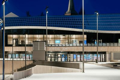 Trekledningen, de store glassflatene og det bølgende taksløret gjør at nye Jordal Amfi minner lite om en tradisjonell hockeyhall.