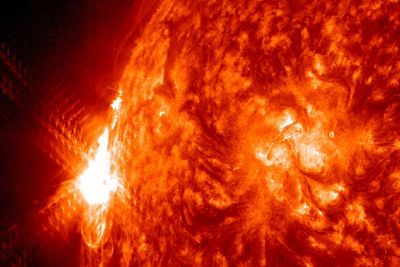 Bildet fra en solstorm i 2011. Gasskyer slynges ut fra solen. Når disse treffer jorden oppstår geomagnetisk induserte strømmer, som kan skade kraftforsyningen.