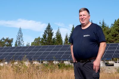 600 kvadratmeter med solceller og en vindmølle gjør Lars Hoems to gårder selvforsynte med strøm. Nå lager han også sitt eget hydrogen. 