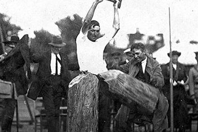 Gammel sport: På 1800-tallet arrangerte tømmerhuggere i Australia og New Zealand konkurranser ved å ned trær og sage dem opp.