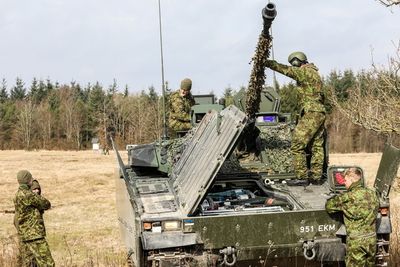 Estland har anskaffet brukte CV90-er fra Nederland og Norge. De sistnevnte skal nå gjennom et oppgraderingsprosjekt. Dette er fra øvelsen Brash Lion tidligere i år.