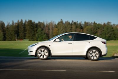 Tesla Model Y ruller inn i landet, og vi gir våre inntrykk av bilen etter noen ukers eierskap.