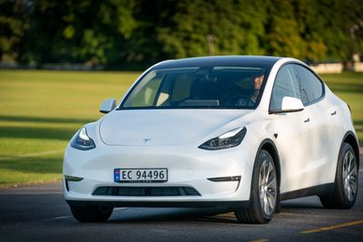 Tesla Model Y fortsetter å dominere registreringsstatistikken i Norge. Den var Norges mest solgte bil med god margin i hele 2023 og 2022.