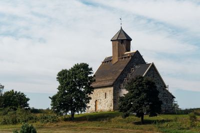 Tingelstad gamle kirke ble påbegynt i 1220 og er en av våre 159 middelalderkirker bygget i stein.  Feilaktig utført restaurering må nå gjøres om igjen.