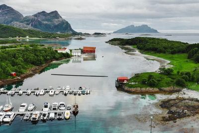 Nkom har valgt å illustrere pressemeldingen med et bilde fra Kjerringøy i Nordland, som er ett av stedene i Norge som er på Nkoms foreløpige utbyggingsoversikt, med flere bygninger som kvalifiserer til rabattordningen.