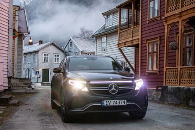 Mercedes EQC og andre elbiler bør ikke skattlegges ut fra hva de koster, men hvor energieffektive de er, skriver artikkelforfatteren.