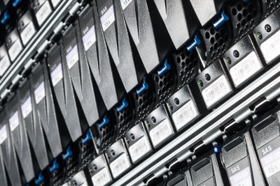 Mange virksomheter har behov for mer data, samtidig som de samler inn data raskere enn de greier å analysere og bruke dem. Bildet viser harddisker montert i et datasenter.