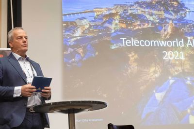 Harald Nøstdahl, daglig leder i Tafjord Connect på scenen under Telecom World i Ålesund.