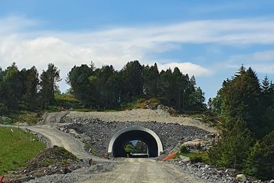 Her i Burbergtunnelen på Nordøyvegen i Møre og Romsdal skulle det testes ut en ny type tunnelhvelv for vann- og frostsikring. Da måtte prosjektet søke om fravik fra veinormalen for tunneler.