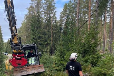 Store skogsmaskiner er inne i skogen og henter ut de gamle telefonstolpene.