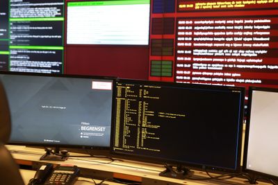 Fra kommandosentralen til Nasjonalt cybersikkerhetssenter (NCSC), som overvåker digitale angrep og trusler mot norske interesser.