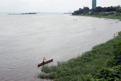 Illustrasjonsbilde: En fisker ror en båt på Kongoelven i storbyen Kinshasa.