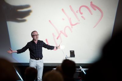 Direktør Bård Vegar Solhjell i Norad snakker om digitalisering og utvikling på Noradkonferansen i 2019 .