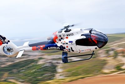 Airbus Helicopters tester «engine back-up system» (EBS) som er installert på et H130-helikopter.