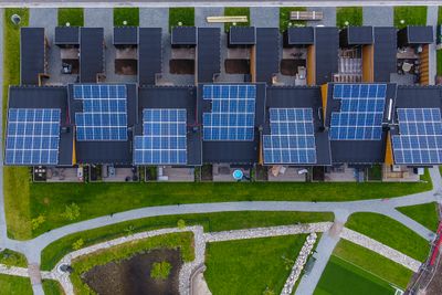 Stadig flere installerer solceller på taket. De høye strømprisene øker interessen. Bildet er fra boligprosjektet Furumo i Ski.