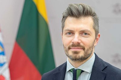 Litauens assisterende forsvarsminister, Margiris Abukevičius, ber folk skrote kinesiske mobiltelefoner.