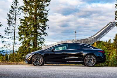 Mercedes-Benz EQS ved Holmenkollen.