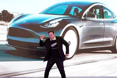 En bekymringsløs Elon Musk danser på et arrangement ved Teslas Model3-fabrikk i Shanghai  i januar 2020, like før covid-pandemien brøt løs. Nå tror han brikkemangelen som pandemien har ført med seg, snart er over.