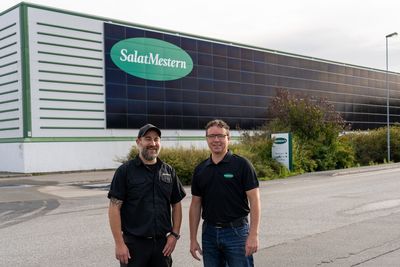 Vedlikeholdsleder Ketil Heie og kvalitetsleder Jan Børge Aune foran fabrikken til Salatmestern. Dette er det største fasadeanlegget med standardpaneler som Solcellespesialisten har montert.