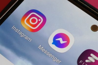 Instagram- og Messenger-logoer på mobilskjerm. Instagram ble blokkert i Russland natt til mandag 14. februar.