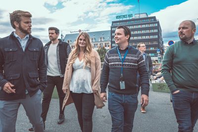 Brainify holder til på Youngstorget i Oslo. Fra venstre: Ny daglig leder Bjørn Sørheim-Queseth, designer Kristoffer Westgaard, designer Camilla Egner, grunnlegger Johannes Holmedahl, frontendutvikler Kasper Aamodt og tekstforfatter Lasse Vangstein.