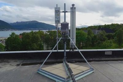 Illustrasjonsbildet viser en av Ice' basestasjoner i Tromsø, byen der selskapet tester 5G. Ice er forventet å være en av budgiverne i den pågående 5G-auksjonen.