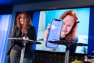 Teknologidirektør Ingeborg Øfsthus i Telenor presenterte Telenors planer for utbygging av 5G. Her foran et bilde av seg selv der hun stolt viser at hun oppnådde 1122 Mbit/s hastighet på mobilen fra soverommet sitt. 