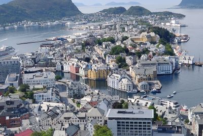 Ålesund sett fra Aksla i 2018. Ålesund kommune er største eier i Tafjord-konsernet som nå har solgt 49 prosent av bredbåndsvirksomheten til infrastrukturfondet Infranode.