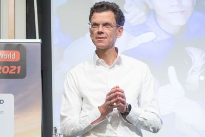 Administrerende direktør Petter-Børre Furberg i Telenor Norge på scenen i Ålesund.