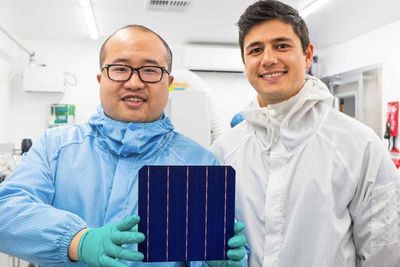 Sundrives grunnlegger David Hu (t.v.) og Vince Allen har satt verdensrekord i virkningsgrad for en silisiumbasert solcelle i kommersiell størrelse.