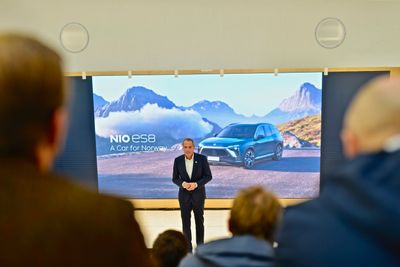 Marius Hayler, sjef for Nio Norge, foran slagordet "A car for Norway". Forbrukerrådet sier de forstår folk som stiller spørsmålstegn ved nettopp dette utsagnet, gitt kontrakten.