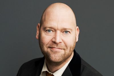 Anders Fogh Jensen og medforfatter Dennis Nørmarks bok om pseudoarbeid skapte stor debatt i Danmark. Nå er den ute på norsk. 