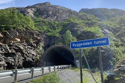 Ryggedalstunnelen (Bøtunnelen) er 1625 meter lang og ble åpnet i 1980.