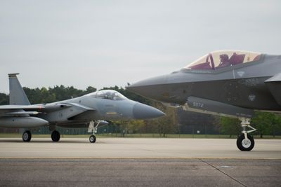 F-35A og F-15C Eagle på RAF Lakenheath i april 2017 da F-35-fly fra Hill for første gang ble midlertidig utplassert her. Senere i år kommer de første F-35A-flyene som skal være permanent stasjonert på basen.
