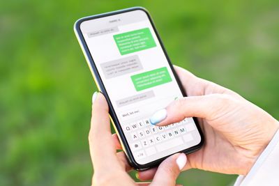SMS til millioner av brukere kan ha blitt avlyttet hos amerikansk infrastrukturselskap. Dette gjelder også engangskoder brukt til innlogging. 
