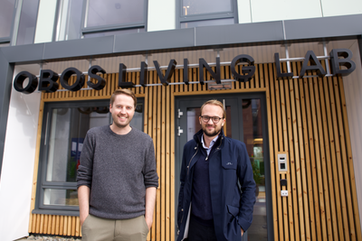 Daglig leder Ingemund Skålnes og prosjektleder Ørjan Hurv utenfor Obos Living Lab. 