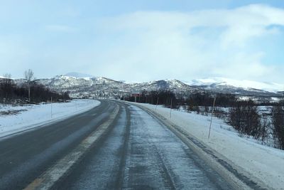 E6 over Dovrefjell da Vegvesenet testet brøytestikker langs veien. 