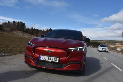 Ford Mustang Mach-e er en av bilene som kan få høyere avgifter til neste år.