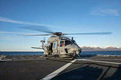 NH90 på dekket på fregatten «Fridtjof Nansen». Slik det ser ut nå, er det først om to år at NH90 oppnår første operative evne som fregatthelikopter.