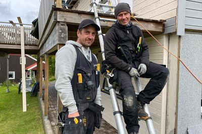 David Øynes og Arne Knudsen jobbet gratis med et hus på Tromsøya etter at arbeidsgiveren hadde gått konkurs.