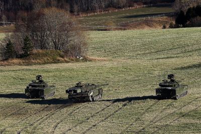 Leopard 2A4 (i midten) flankert av to CV90 under Trident Juncture i 2018. Stormpanservognene er nye, mens det er gjort lite med stridsvogna siden 80-tallet.