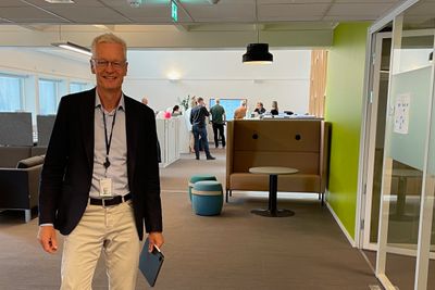 Jørn Leonhardsen er IT-direktør i Skatteetaten. Her står han i IT-divisjonens kontorlandskap i Skatteetatens bygg på Helsfyr i Oslo.