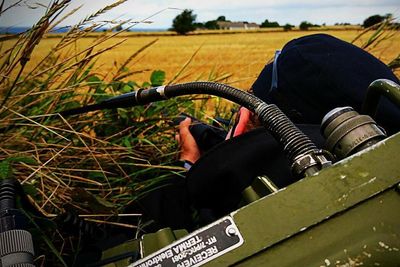 De internett-tilknyttede IT-systemene til Hjemmeværnet i Danmark måtte tas ned etter at angripere utnyttet en kjent Exchange-sårbarhet. Tradisjonelle kommunikasjonsmidler som radioen denne danske HV-soldaten har på ryggen, ble nok ikke berørt av dette.