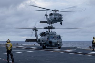 MH-60R lander på HMAS Canberra under den amerikanskledede øvelsen Large Scale Global Exercise i august 2021.