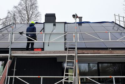 Solceller på små boliger gir foreløpig få problemer for strømnettet.