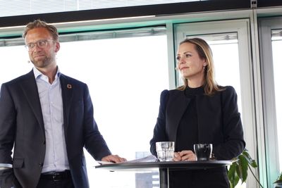 Nikolai Astrup og Linda Hofstad Helleland møtte norsk teknologibransje på sin siste dag som statsråder. Helleland uttrykker bekymring for fremtiden til norsk konsulentbransje.